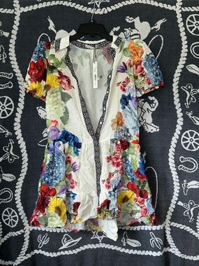 Alice + Olivia White Floral V-Neck Short Sleeve Blouse